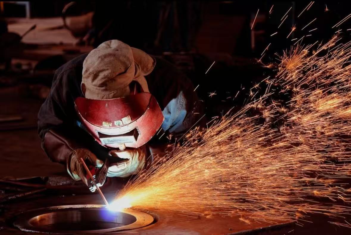 金属加工中如何避免焊接飞溅损伤工件？